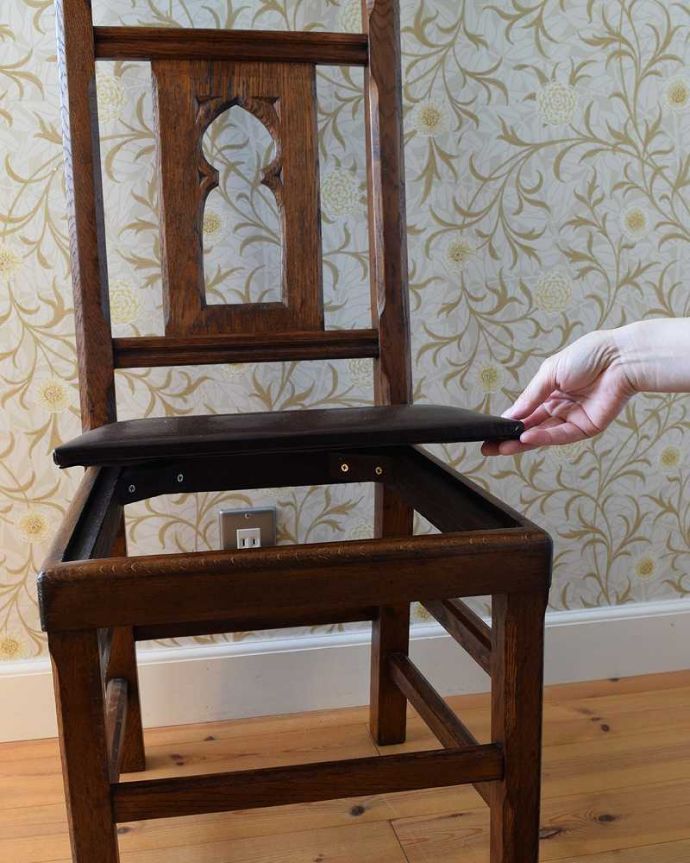 チャーチチェア　アンティーク チェア　貴重！教会で使われていたアンティークチェア、背もたれが高い革張りのチャーチチェア。取り外しできる座面座面の取り外しが簡単に出来るようになっています。(q-261-c)