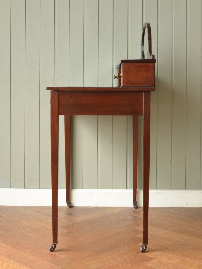 書斎デスクの側面