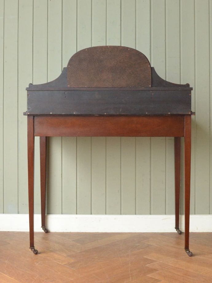 アンティークデスクの後ろ姿