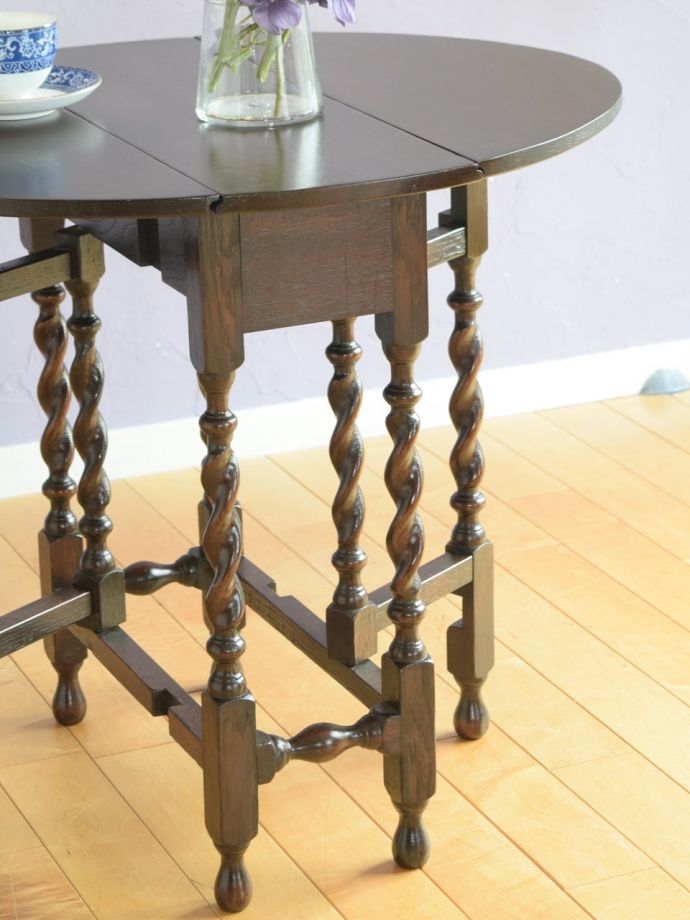 伸長式のおしゃれなアンティークテーブル