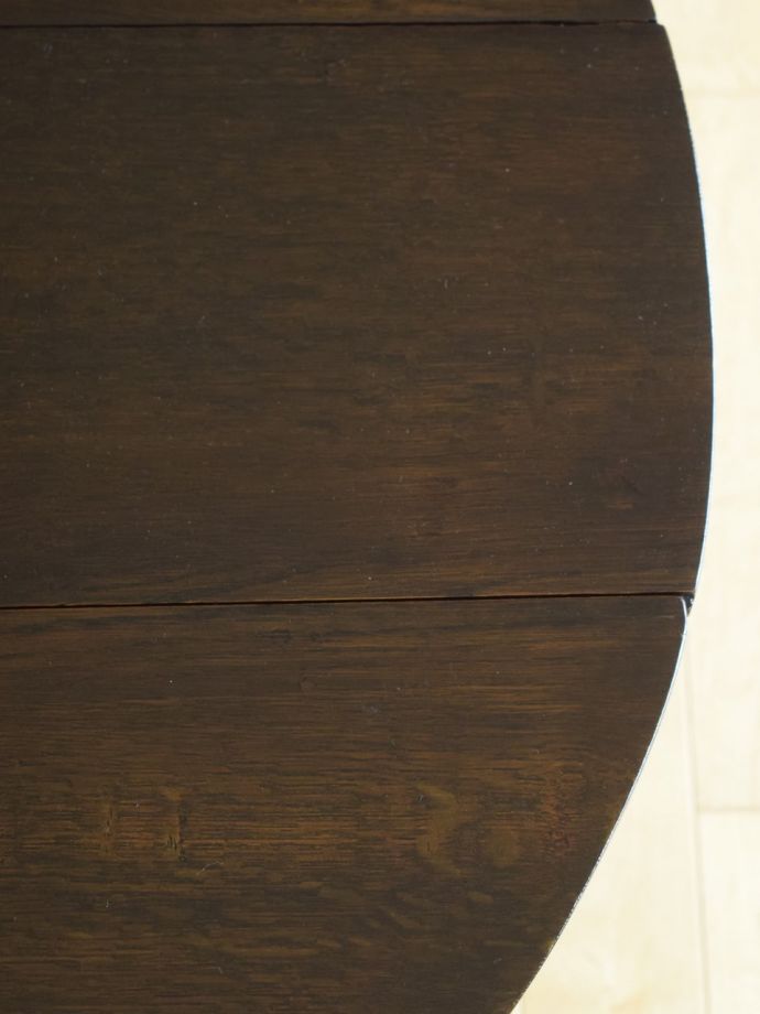 アンティークテーブルらしい木目