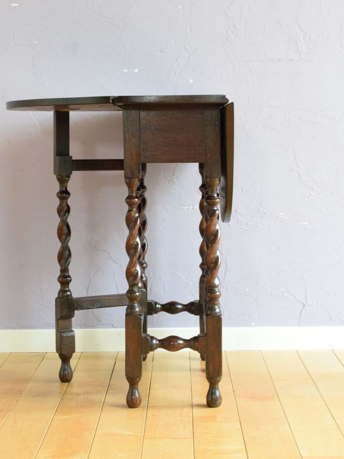 片足を開いた折り畳みテーブル