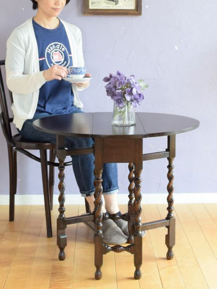 アンティークの折り畳み式テーブル