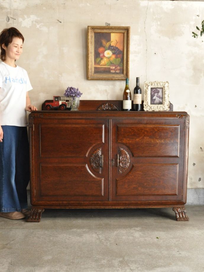 英国アンティークのサイドボード