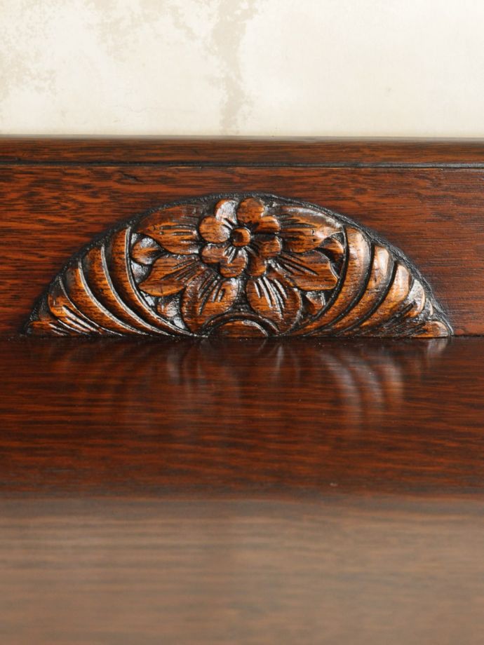 英国アンティーク家具らしい装飾