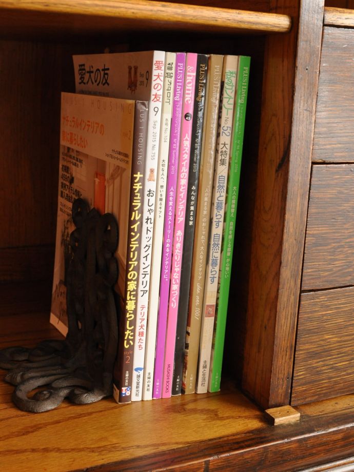 サイドボードの扉を開けると