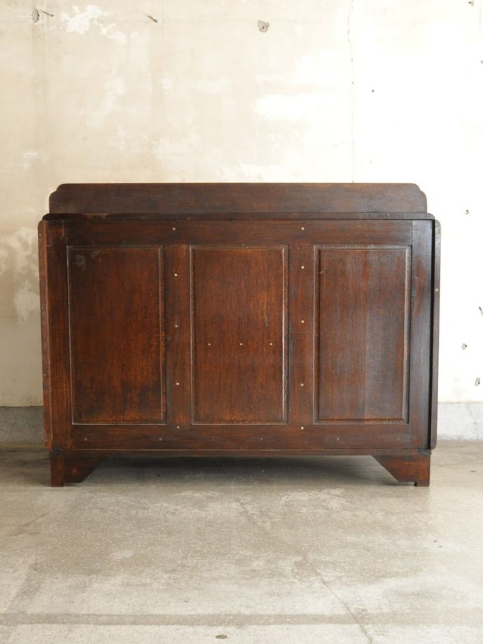 キャビネットの後ろ姿