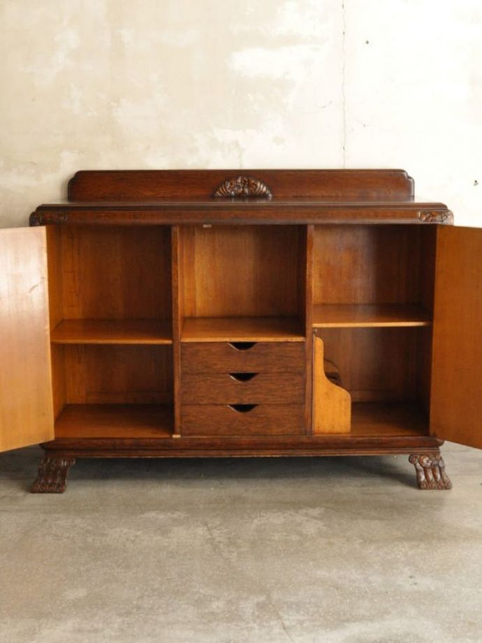 アンティークキャビネットの扉の中