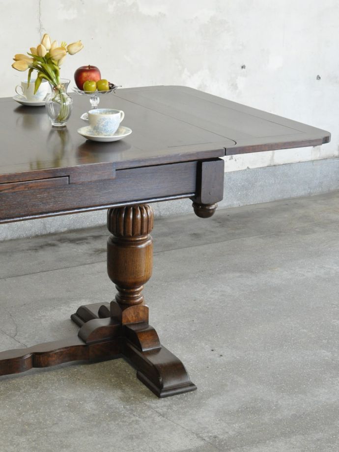 伸長式のおしゃれなアンティークテーブル