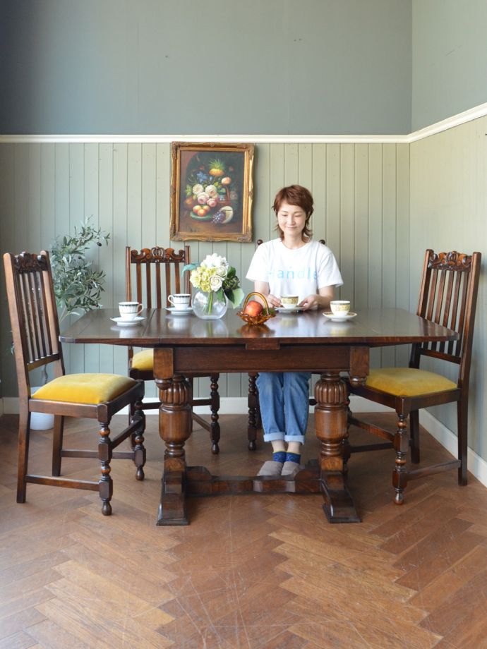 アンティークの伸長式ダイニングテーブル