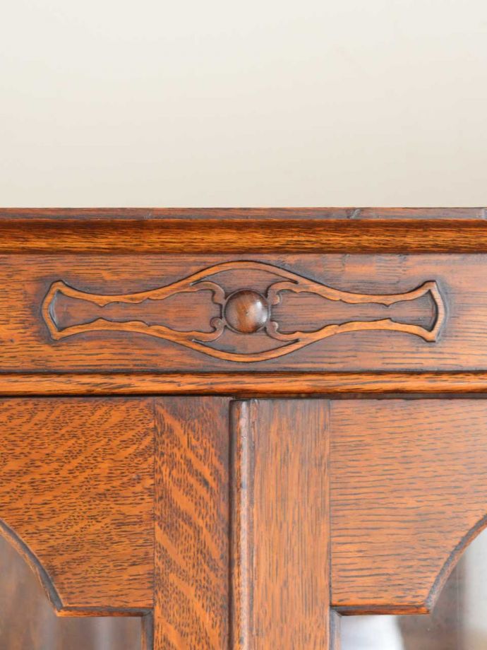 アンティークビューローブックケースの彫