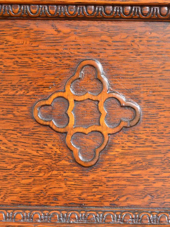 アンティーク家具の装飾