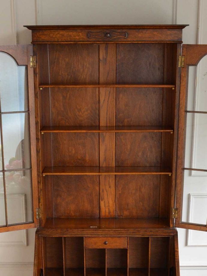 ビューローキャビネットのガラス扉の中