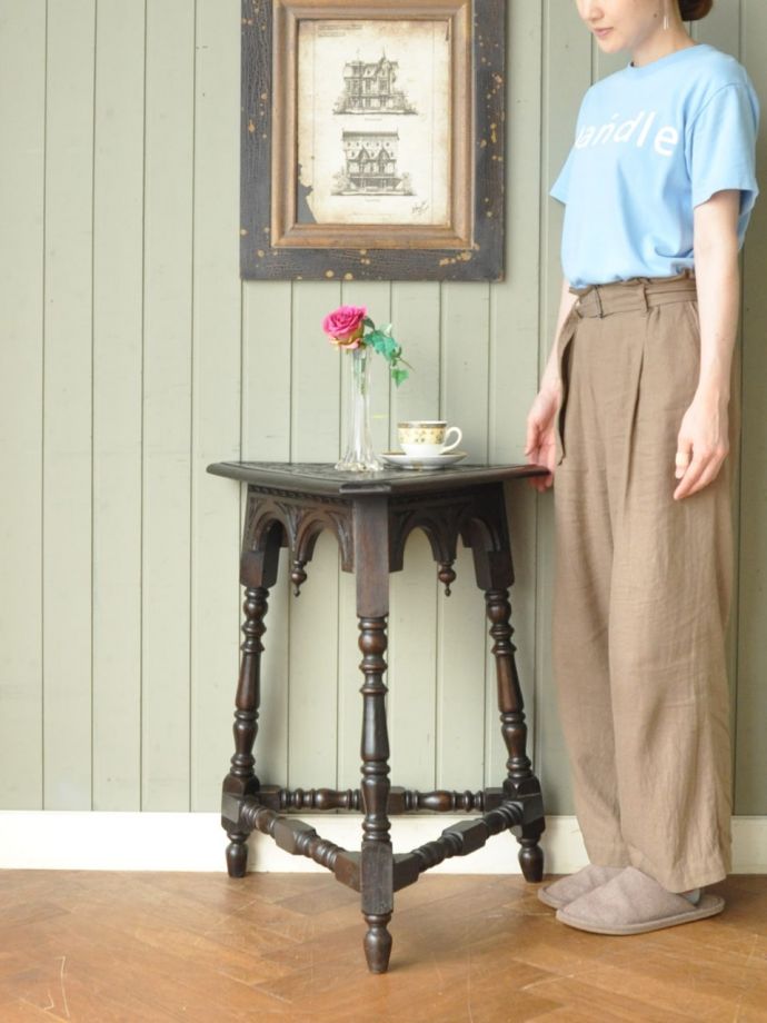 アンティークのオケージョナルテーブル