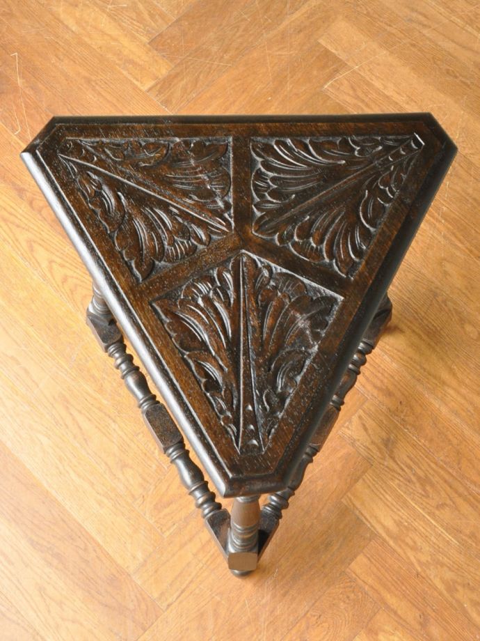 アンティークのサイドテーブルの天板