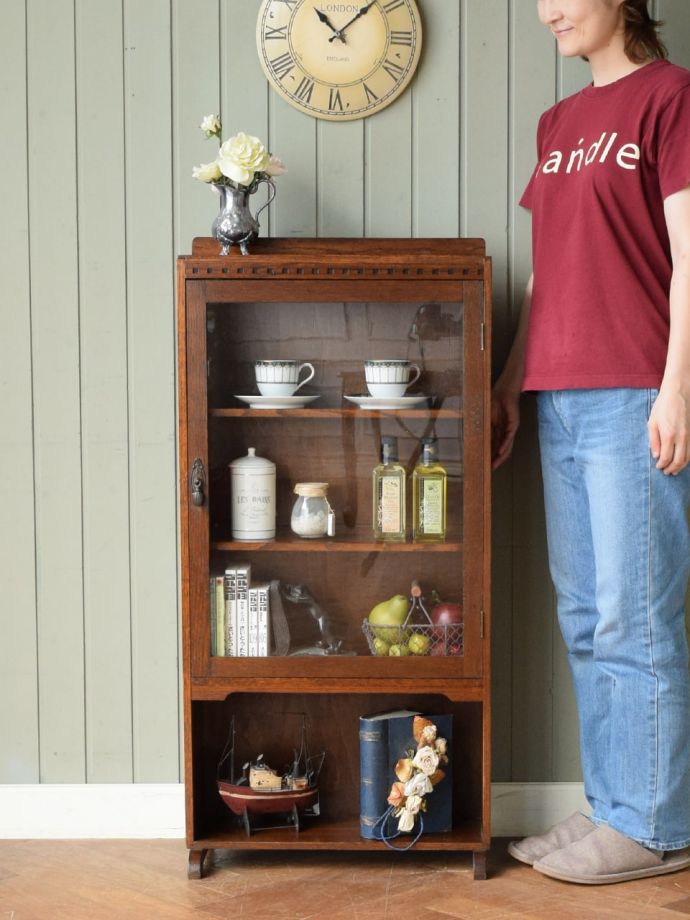 英国アンティークのガラスキャビネット