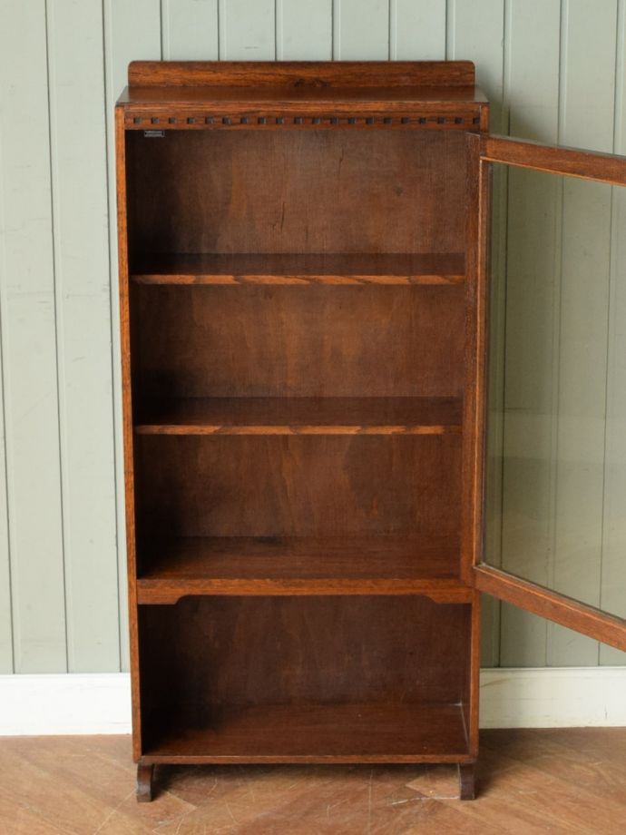 キャビネットの扉の中