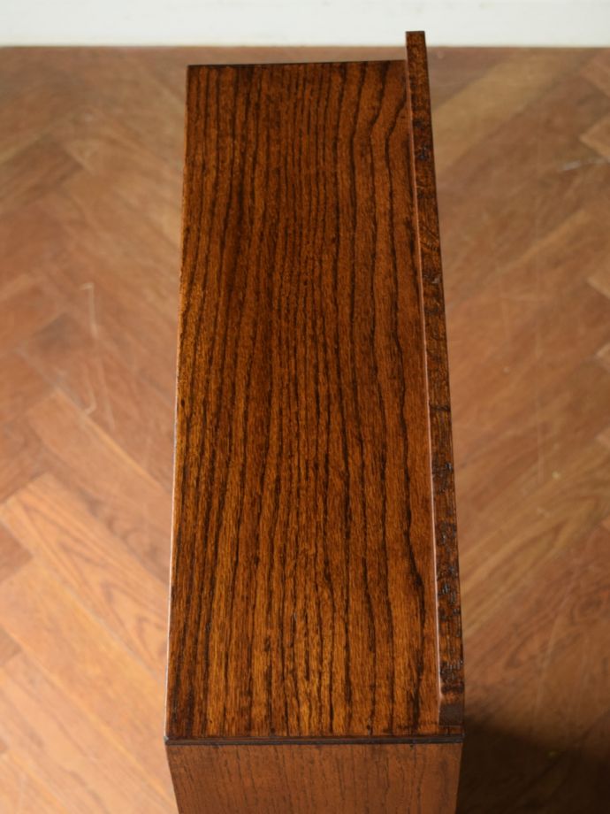 アンティークキャビネットの天板