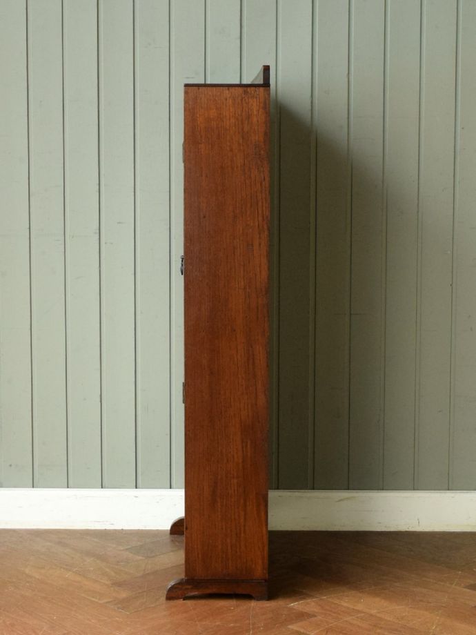 アンティークキャビネットの側面