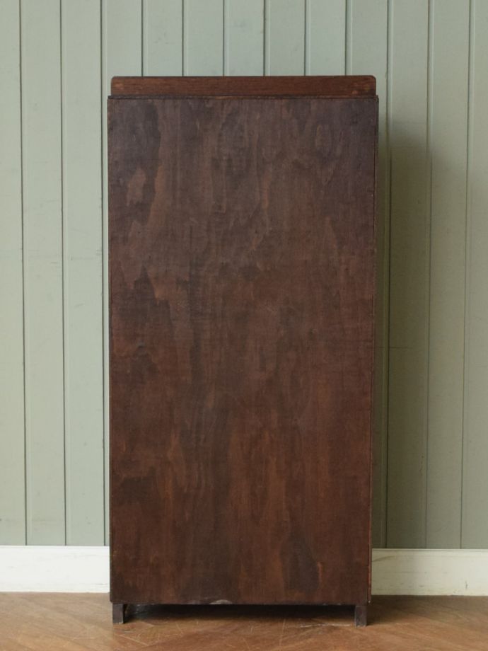 キャビネットの後ろ姿