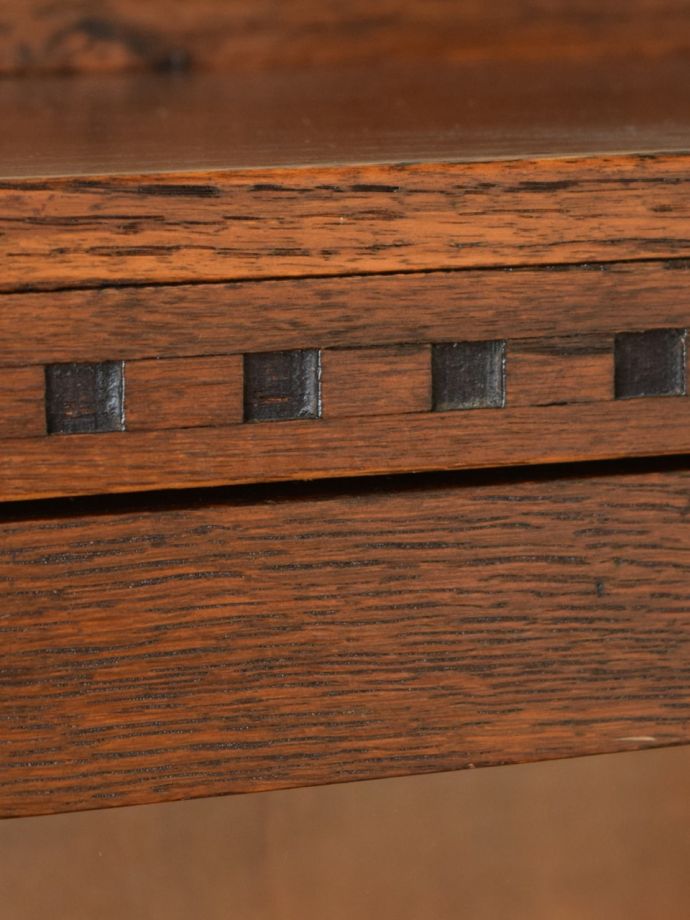 英国アンティーク家具らしい装飾