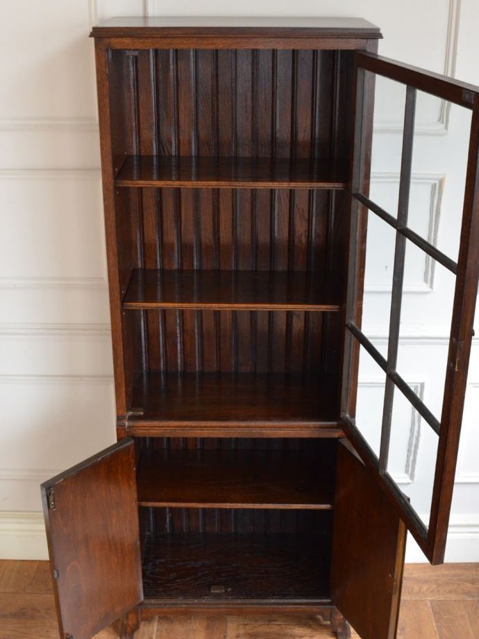 キャビネットの扉の中