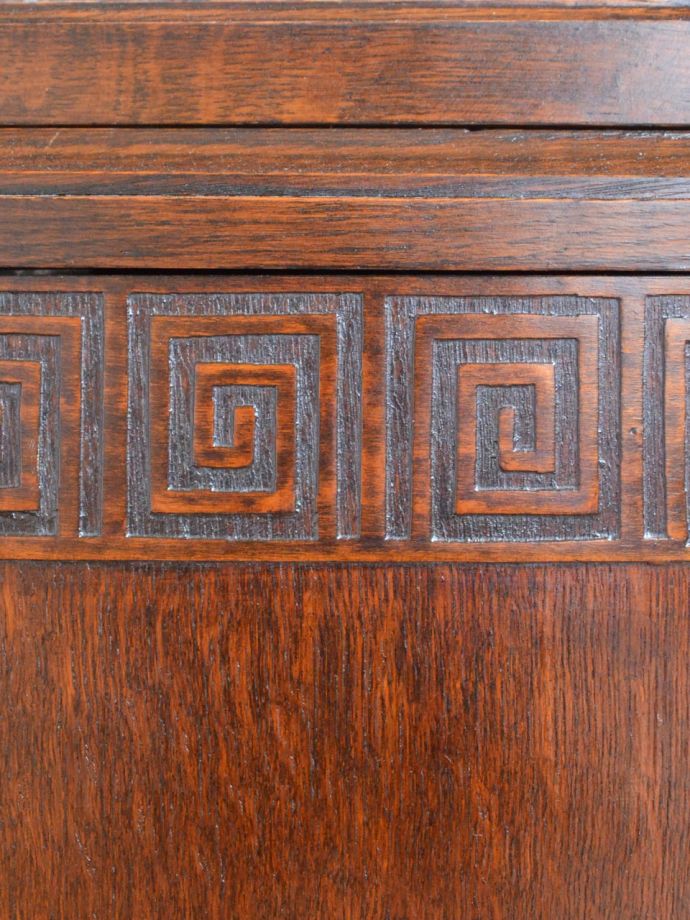 英国アンティーク家具らしい装飾