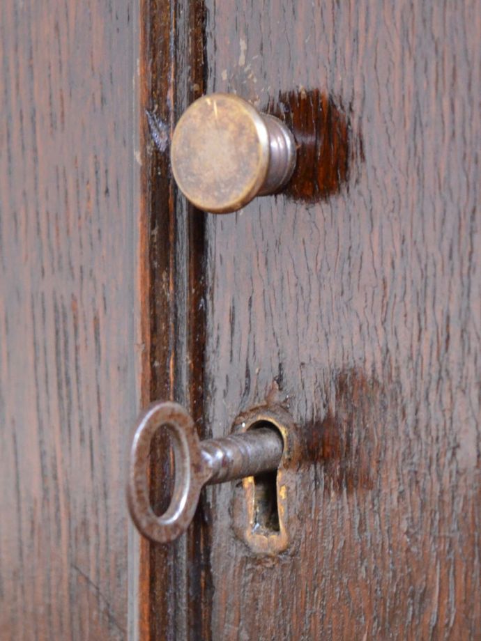アンティーク家具の取っ手と鍵