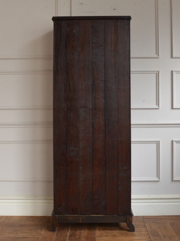 キャビネットの後ろ姿