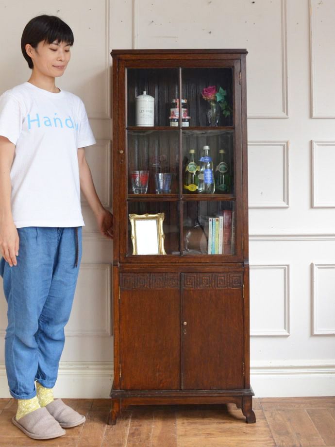 英国アンティークのキャビネット