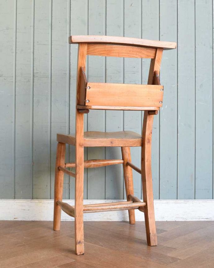 チャペルチェアの後ろ姿