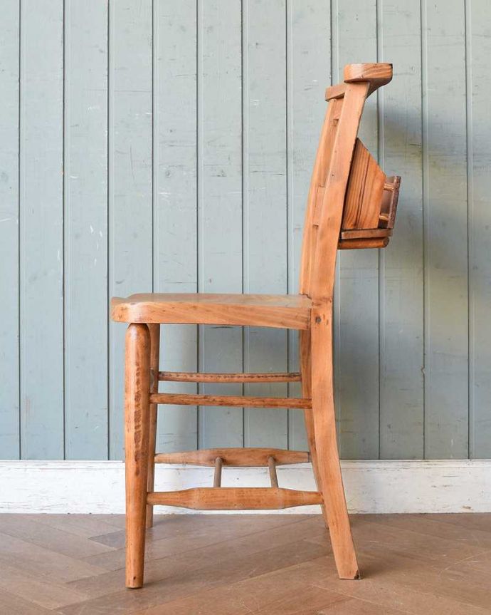 チャーチチェアの横顔