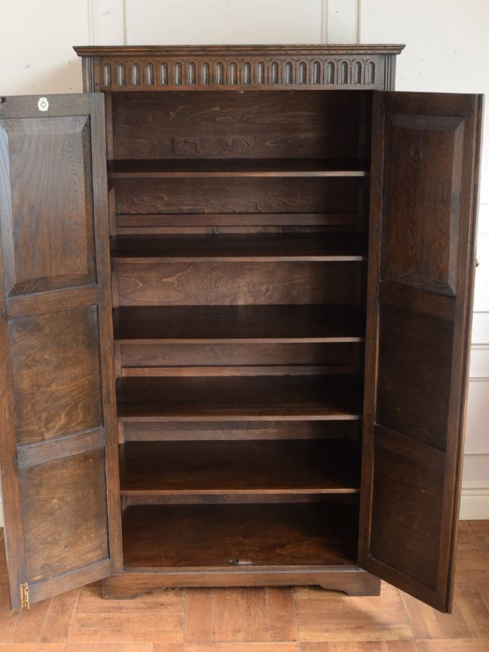 ワードローブの扉の中