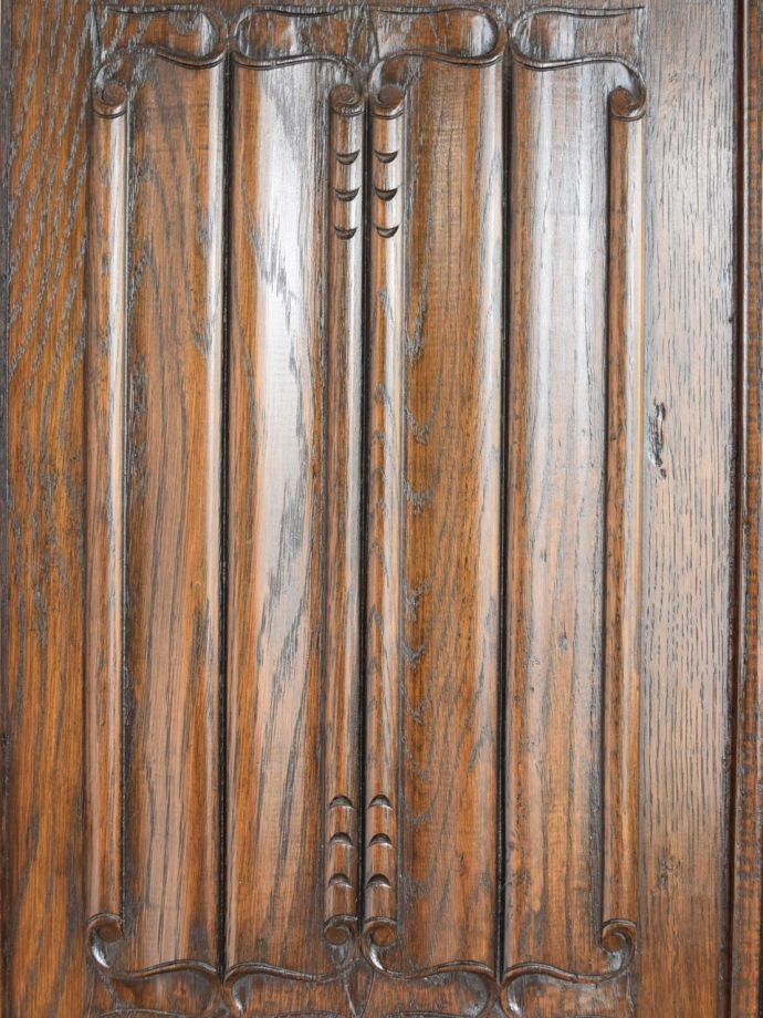 英国アンティーク家具らしい彫