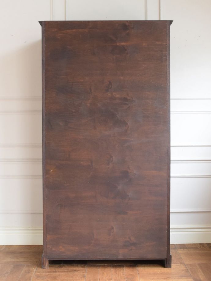 キャビネットの後ろ姿