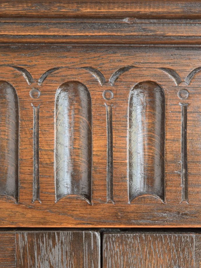 アンティークキャビネットの彫