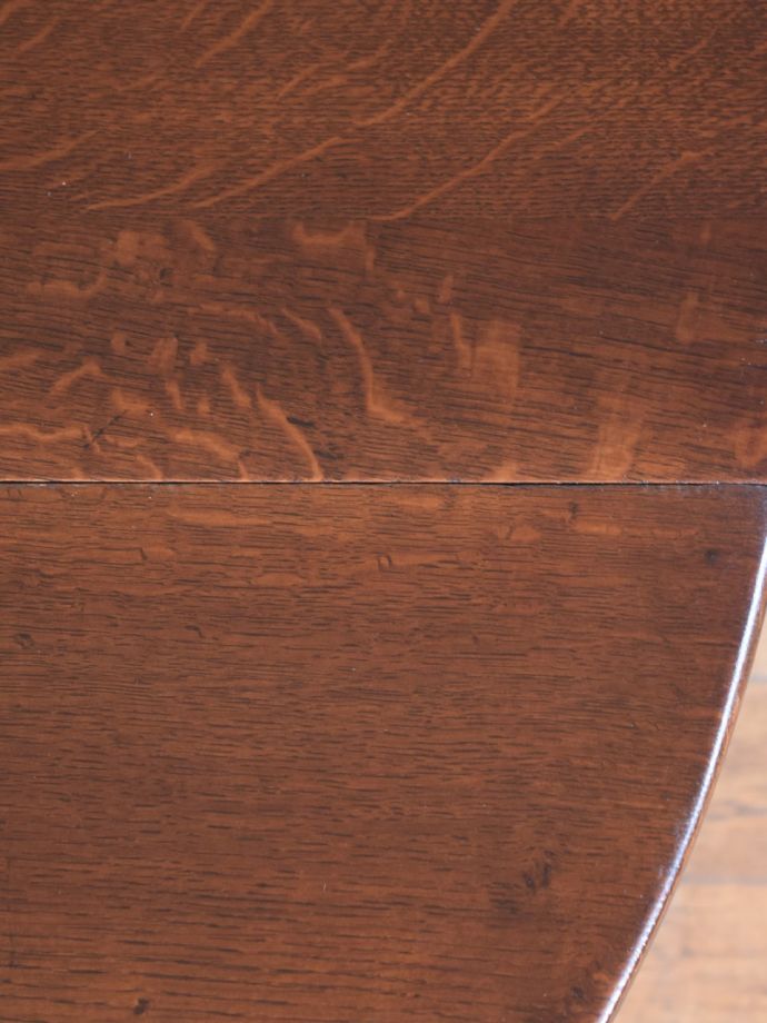 アンティークテーブルの美しい木目