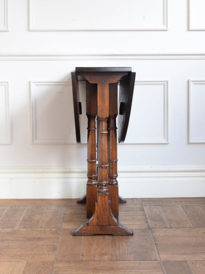 ゲートレッグテーブルの側面