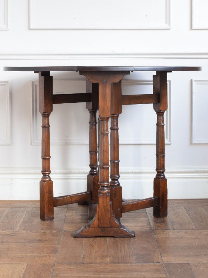 便利なゲートレッグテーブル