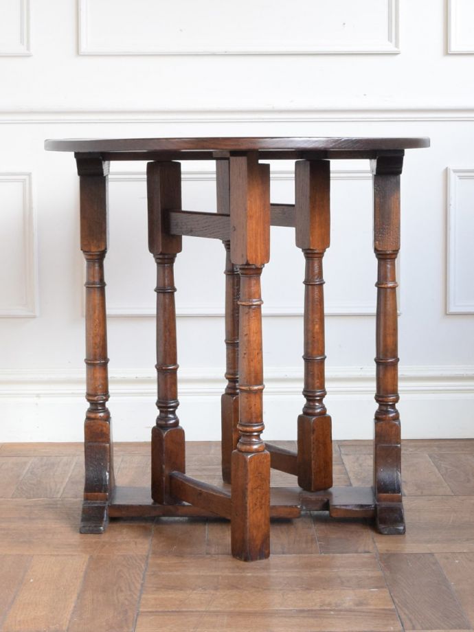 ゲートレッグテーブルの横顔