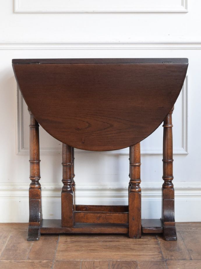 コンパクトに収納できるテーブル