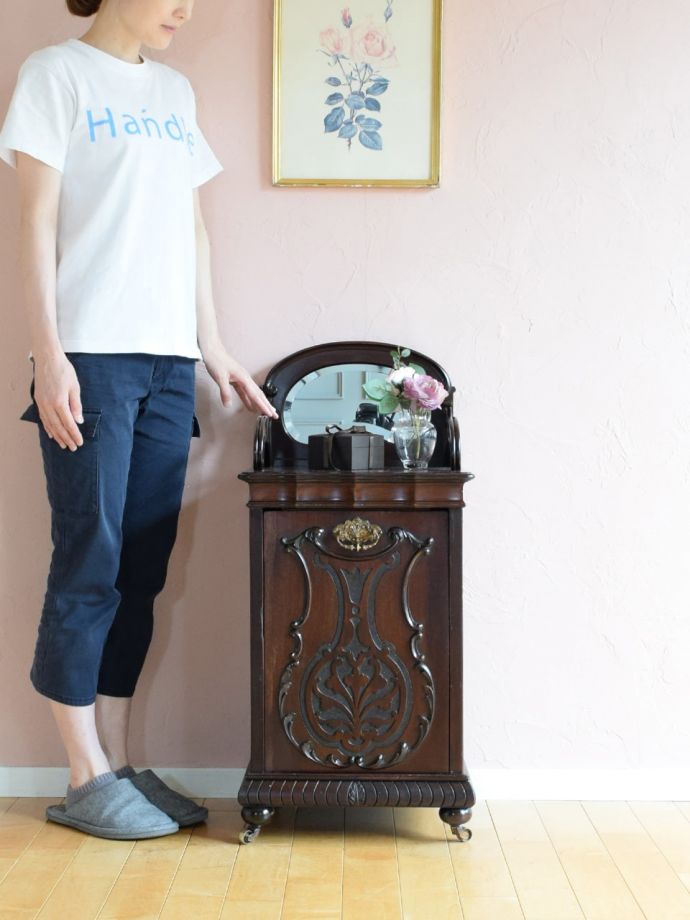 アンティークのサイドキャビネット