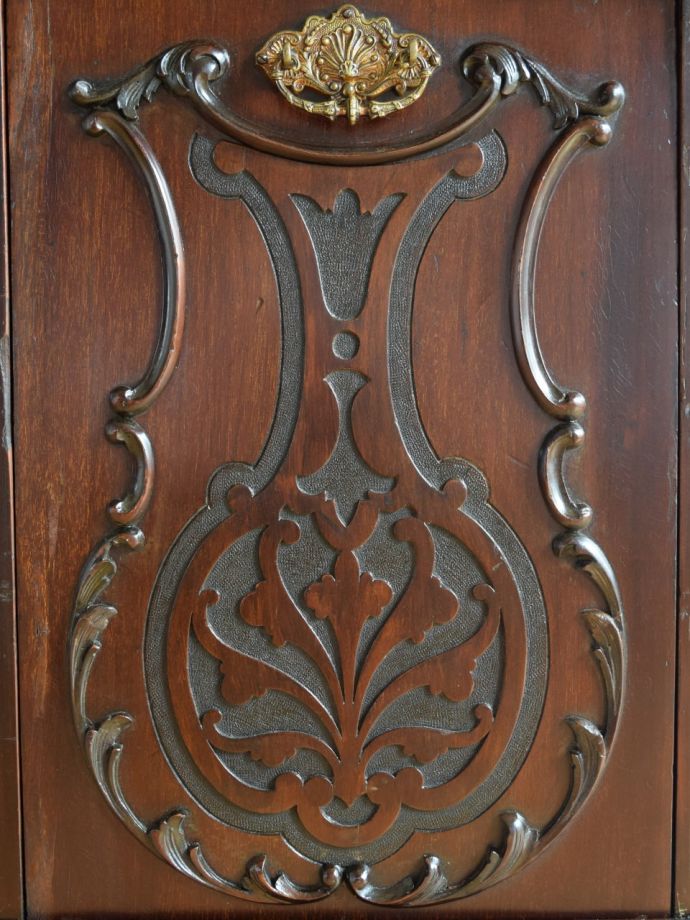 英国アンティーク家具らしい装飾