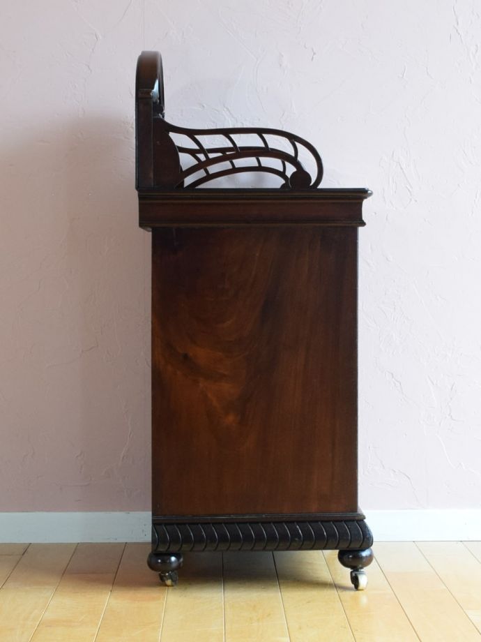 サイドキャビネットの側面