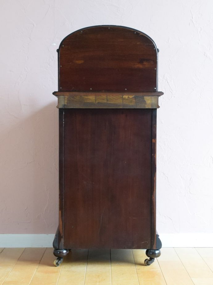 サイドキャビネットの後ろ姿