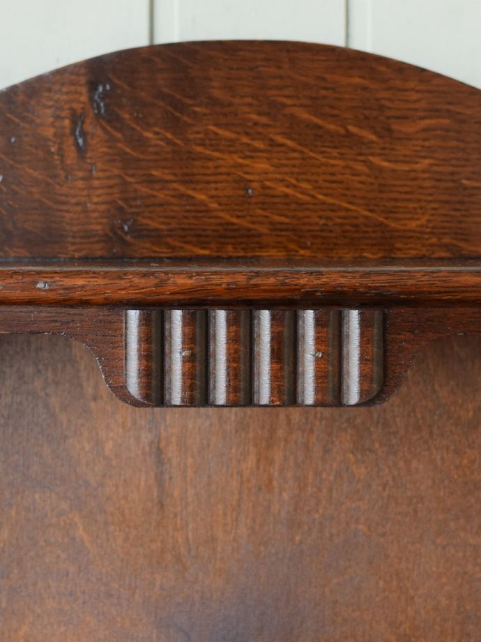 英国アンティーク家具らしい装飾