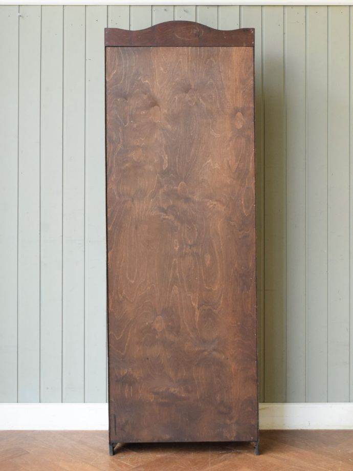 キャビネットの後ろ姿