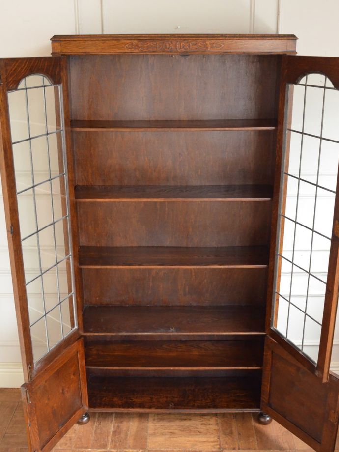 ガラスキャビネットの扉の中