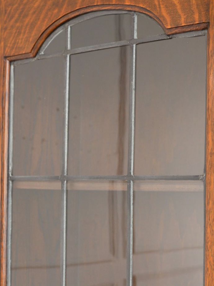 キャビネットの美しいガラス扉