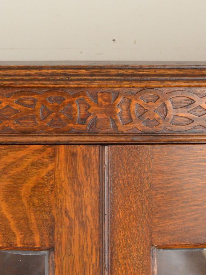 英国アンティーク家具らしい彫